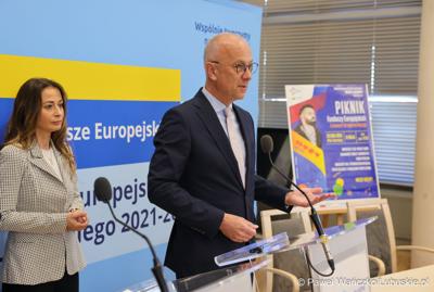 Uczestnicy konferencji prasowej dot. podsumowania 14 partnerstw samorządowych w województwie lubuskim, w ramach tzw. wymiaru terytorialnego programu Fundusze Europejskie dla Lubuskiego. 