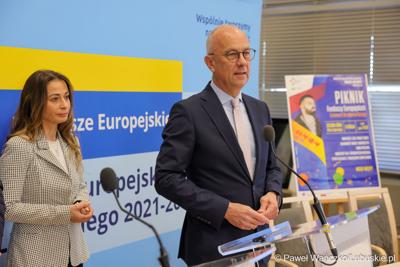 Uczestnicy konferencji prasowej dot. podsumowania 14 partnerstw samorządowych w województwie lubuskim, w ramach tzw. wymiaru terytorialnego programu Fundusze Europejskie dla Lubuskiego. 