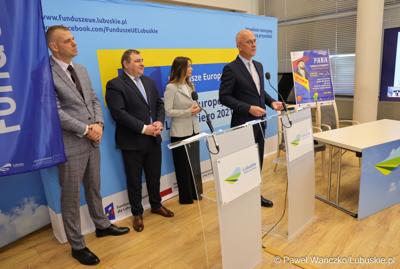 Uczestnicy konferencji prasowej dot. podsumowania 14 partnerstw samorządowych w województwie lubuskim, w ramach tzw. wymiaru terytorialnego programu Fundusze Europejskie dla Lubuskiego. 