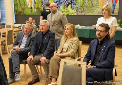Uczestnicy konferencji prasowej dot. podsumowania 14 partnerstw samorządowych w województwie lubuskim, w ramach tzw. wymiaru terytorialnego programu Fundusze Europejskie dla Lubuskiego. 