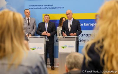 Uczestnicy konferencji prasowej dot. podsumowania 14 partnerstw samorządowych w województwie lubuskim, w ramach tzw. wymiaru terytorialnego programu Fundusze Europejskie dla Lubuskiego. 