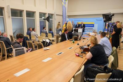 Uczestnicy konferencji prasowej dot. podsumowania 14 partnerstw samorządowych w województwie lubuskim, w ramach tzw. wymiaru terytorialnego programu Fundusze Europejskie dla Lubuskiego. 