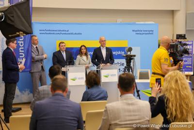 Uczestnicy konferencji prasowej dot. podsumowania 14 partnerstw samorządowych w województwie lubuskim, w ramach tzw. wymiaru terytorialnego programu Fundusze Europejskie dla Lubuskiego. 