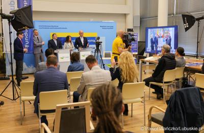 Uczestnicy konferencji prasowej dot. podsumowania 14 partnerstw samorządowych w województwie lubuskim, w ramach tzw. wymiaru terytorialnego programu Fundusze Europejskie dla Lubuskiego. 