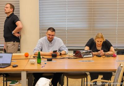 Uczestnicy konferencji prasowej dot. podsumowania 14 partnerstw samorządowych w województwie lubuskim, w ramach tzw. wymiaru terytorialnego programu Fundusze Europejskie dla Lubuskiego. 