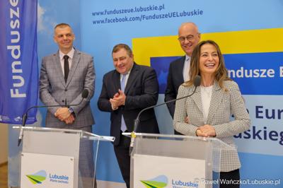 Uczestnicy konferencji prasowej dot. podsumowania 14 partnerstw samorządowych w województwie lubuskim, w ramach tzw. wymiaru terytorialnego programu Fundusze Europejskie dla Lubuskiego. 