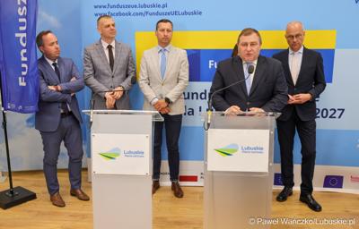 Uczestnicy konferencji prasowej dot. podsumowania 14 partnerstw samorządowych w województwie lubuskim, w ramach tzw. wymiaru terytorialnego programu Fundusze Europejskie dla Lubuskiego. 