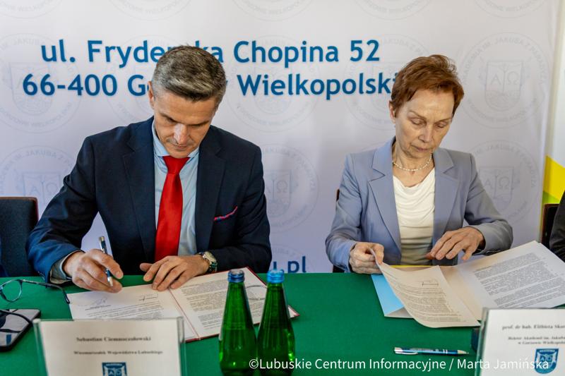 Na pielęgniarstwo w AJP trafiło 5,2 miliona złotych. To część szerszego programu wsparcia, który objął także Uniwersytet Zielonogórski i inne instytucje na łączną kwotę niemal 50 milionów złotych w ciągu ostatniej dekady.