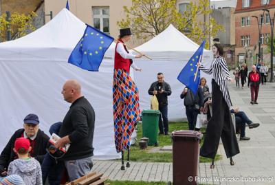 Wśród gości Pikniku, zorganizowanego z okazji 12. edycji ogólnopolskiej akcji Dni Funduszy Europejskich, krążyli szczudlarze