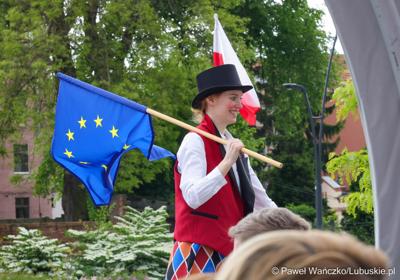 Wśród gości Pikniku, zorganizowanego z okazji 12. edycji ogólnopolskiej akcji Dni Funduszy Europejskich, krążyli szczudlarze