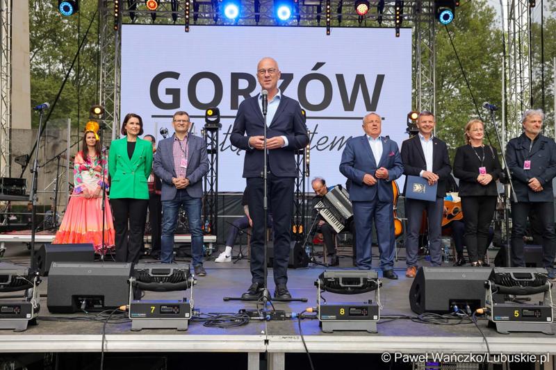 Publiczność na pl. Grunwaldzkim powitał marszałek województwa lubuskiego Marcin Jabłoński