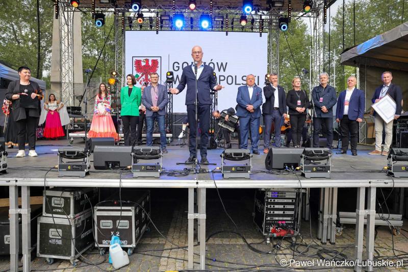 Publiczność na pl. Grunwaldzkim powitał marszałek województwa lubuskiego Marcin Jabłoński