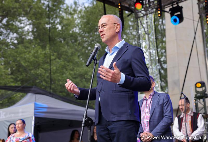 Publiczność na pl. Grunwaldzkim powitał marszałek województwa lubuskiego Marcin Jabłoński
