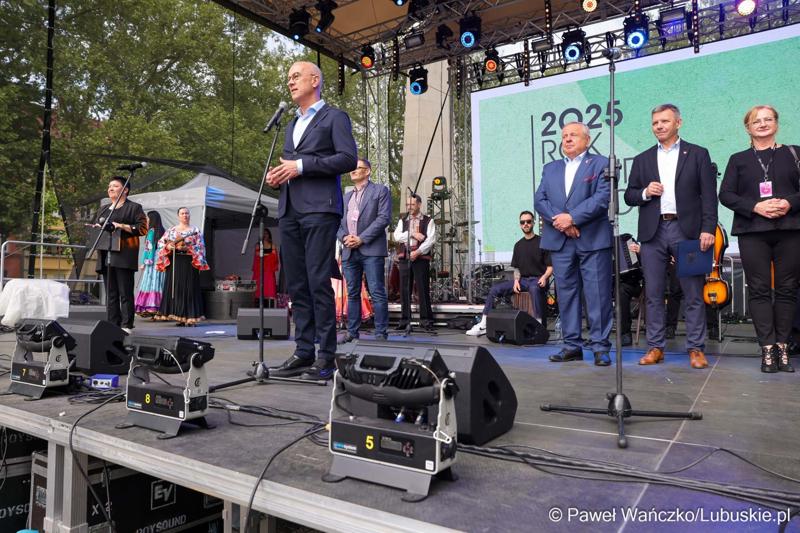 Publiczność na pl. Grunwaldzkim powitał marszałek województwa lubuskiego Marcin Jabłoński