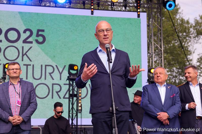 Publiczność na pl. Grunwaldzkim powitał marszałek województwa lubuskiego Marcin Jabłoński