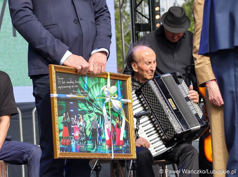 Inauguracja sobotniego Święta Województwa Lubuskiego miała chwile wzruszenia. Oto uhonorowano świętujący 70 lat działalności gorzowski Cygański Teatr Muzyczny Terno oraz jego założyciela - obchodzącego 90. urodziny Edwarda Dębickiego.