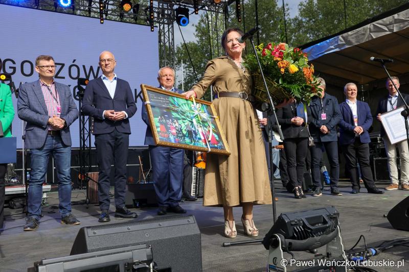 Inauguracja sobotniego Święta Województwa Lubuskiego miała chwile wzruszenia. Oto uhonorowano świętujący 70 lat działalności gorzowski Cygański Teatr Muzyczny Terno oraz jego założyciela - obchodzącego 90. urodziny Edwarda Dębickiego.