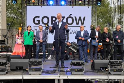 Publiczność na pl. Grunwaldzkim powitał marszałek województwa lubuskiego Marcin Jabłoński

