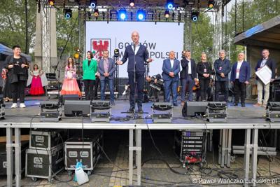 Publiczność na pl. Grunwaldzkim powitał marszałek województwa lubuskiego Marcin Jabłoński

