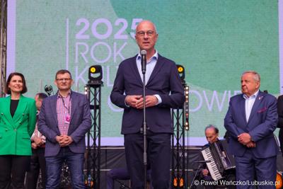 Publiczność na pl. Grunwaldzkim powitał marszałek województwa lubuskiego Marcin Jabłoński
