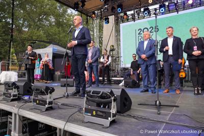 Publiczność na pl. Grunwaldzkim powitał marszałek województwa lubuskiego Marcin Jabłoński
