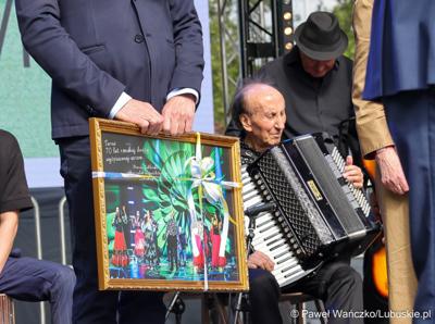 Inauguracja sobotniego Święta Województwa Lubuskiego miała chwile wzruszenia. Oto uhonorowano świętujący 70 lat działalności gorzowski Cygański Teatr Muzyczny Terno oraz jego założyciela - obchodzącego 90. urodziny Edwarda Dębickiego.  