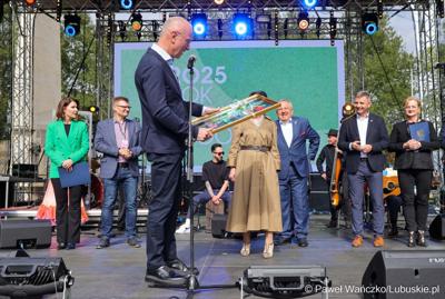 Inauguracja sobotniego Święta Województwa Lubuskiego miała chwile wzruszenia. Oto uhonorowano świętujący 70 lat działalności gorzowski Cygański Teatr Muzyczny Terno oraz jego założyciela - obchodzącego 90. urodziny Edwarda Dębickiego.  