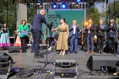 Inauguracja sobotniego Święta Województwa Lubuskiego miała chwile wzruszenia. Oto uhonorowano świętujący 70 lat działalności gorzowski Cygański Teatr Muzyczny Terno oraz jego założyciela - obchodzącego 90. urodziny Edwarda Dębickiego.  