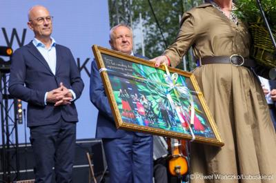 Inauguracja sobotniego Święta Województwa Lubuskiego miała chwile wzruszenia. Oto uhonorowano świętujący 70 lat działalności gorzowski Cygański Teatr Muzyczny Terno oraz jego założyciela - obchodzącego 90. urodziny Edwarda Dębickiego.  