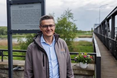 Historia mostu sięga końca kwietnia 1925 roku, kiedy to został oddany do użytku przez zielonogórską Fabrykę Budowy Mostów i Konstrukcji Żelaznych Georga Beuchelta. Przez dekady łączył ludzi, instytucje i pokolenia.