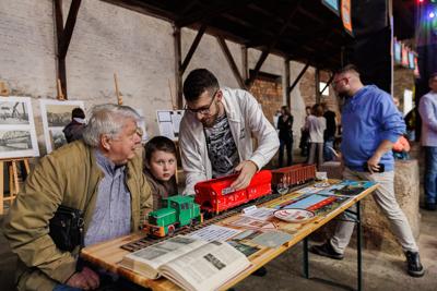 Historia mostu sięga końca kwietnia 1925 roku, kiedy to został oddany do użytku przez zielonogórską Fabrykę Budowy Mostów i Konstrukcji Żelaznych Georga Beuchelta. Przez dekady łączył ludzi, instytucje i pokolenia.