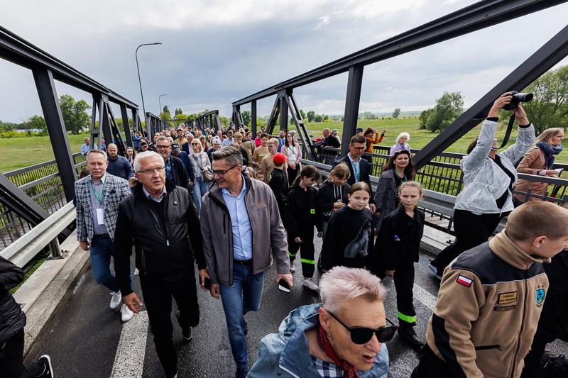 Historia mostu sięga końca kwietnia 1925 roku, kiedy to został oddany do użytku przez zielonogórską Fabrykę Budowy Mostów i Konstrukcji Żelaznych Georga Beuchelta. Przez dekady łączył ludzi, instytucje i pokolenia.