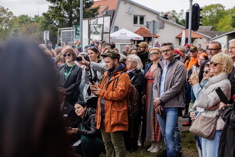Historia mostu sięga końca kwietnia 1925 roku, kiedy to został oddany do użytku przez zielonogórską Fabrykę Budowy Mostów i Konstrukcji Żelaznych Georga Beuchelta. Przez dekady łączył ludzi, instytucje i pokolenia.
