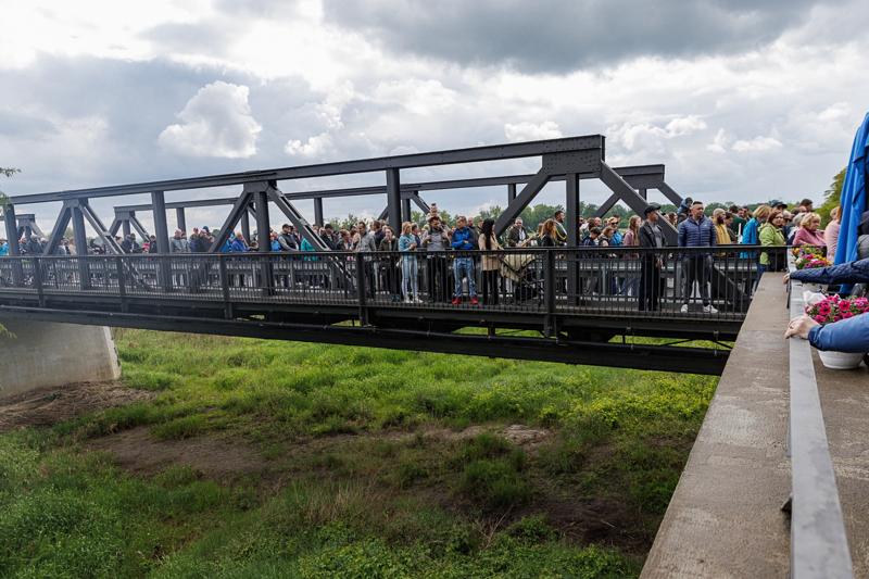 Historia mostu sięga końca kwietnia 1925 roku, kiedy to został oddany do użytku przez zielonogórską Fabrykę Budowy Mostów i Konstrukcji Żelaznych Georga Beuchelta. Przez dekady łączył ludzi, instytucje i pokolenia.