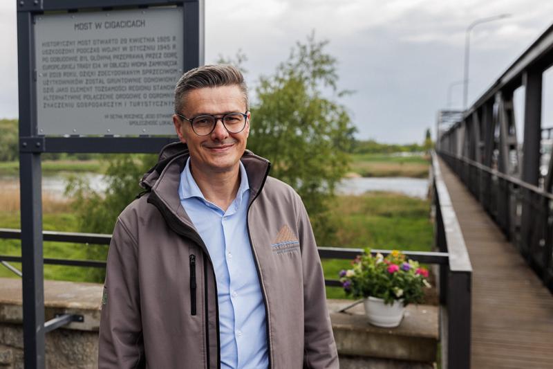 Historia mostu sięga końca kwietnia 1925 roku, kiedy to został oddany do użytku przez zielonogórską Fabrykę Budowy Mostów i Konstrukcji Żelaznych Georga Beuchelta. Przez dekady łączył ludzi, instytucje i pokolenia.