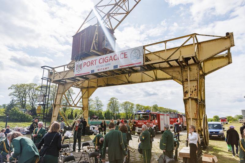 Historia mostu sięga końca kwietnia 1925 roku, kiedy to został oddany do użytku przez zielonogórską Fabrykę Budowy Mostów i Konstrukcji Żelaznych Georga Beuchelta. Przez dekady łączył ludzi, instytucje i pokolenia.