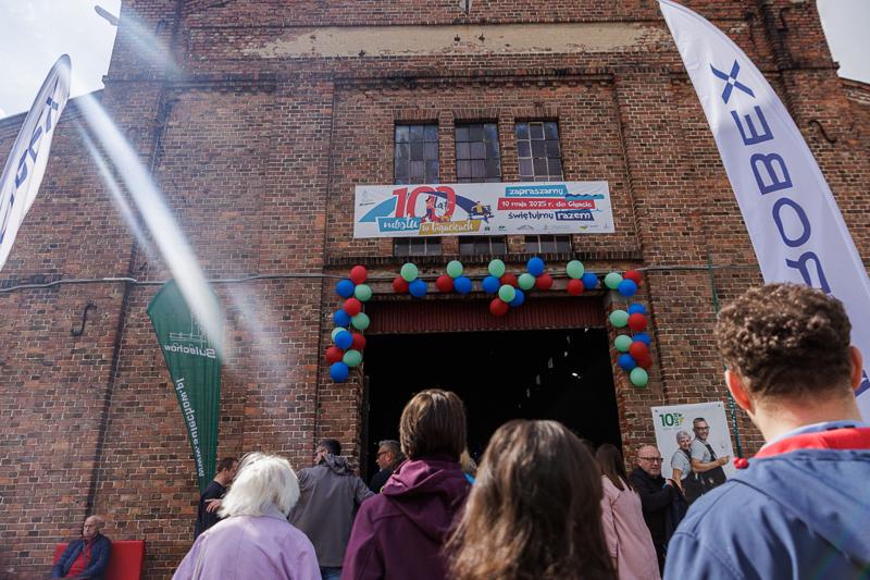 Historia mostu sięga końca kwietnia 1925 roku, kiedy to został oddany do użytku przez zielonogórską Fabrykę Budowy Mostów i Konstrukcji Żelaznych Georga Beuchelta. Przez dekady łączył ludzi, instytucje i pokolenia.