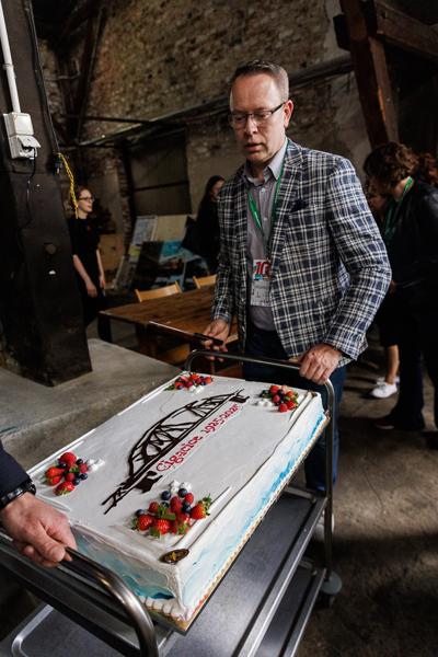 Historia mostu sięga końca kwietnia 1925 roku, kiedy to został oddany do użytku przez zielonogórską Fabrykę Budowy Mostów i Konstrukcji Żelaznych Georga Beuchelta. Przez dekady łączył ludzi, instytucje i pokolenia.