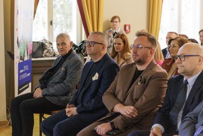  Projekt edukacyjny jest czymś, z czym powinna na co dzień obcować każda szkoła, każda placówka edukacyjna. Projekty edukacyjne to projekty badawcze, społeczne, językowe, ale to także szeroko pojęte projekty wychowawcze.