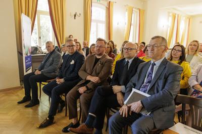  Projekt edukacyjny jest czymś, z czym powinna na co dzień obcować każda szkoła, każda placówka edukacyjna. Projekty edukacyjne to projekty badawcze, społeczne, językowe, ale to także szeroko pojęte projekty wychowawcze.