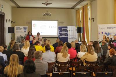  Projekt edukacyjny jest czymś, z czym powinna na co dzień obcować każda szkoła, każda placówka edukacyjna. Projekty edukacyjne to projekty badawcze, społeczne, językowe, ale to także szeroko pojęte projekty wychowawcze.