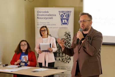  Projekt edukacyjny jest czymś, z czym powinna na co dzień obcować każda szkoła, każda placówka edukacyjna. Projekty edukacyjne to projekty badawcze, społeczne, językowe, ale to także szeroko pojęte projekty wychowawcze.