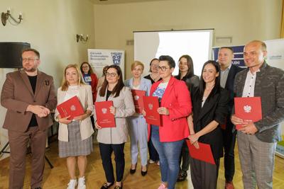  Projekt edukacyjny jest czymś, z czym powinna na co dzień obcować każda szkoła, każda placówka edukacyjna. Projekty edukacyjne to projekty badawcze, społeczne, językowe, ale to także szeroko pojęte projekty wychowawcze.