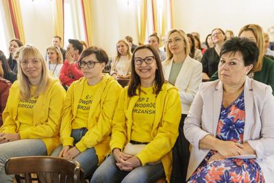 Projekt edukacyjny jest czymś, z czym powinna na co dzień obcować każda szkoła, każda placówka edukacyjna. Projekty edukacyjne to projekty badawcze, społeczne, językowe, ale to także szeroko pojęte projekty wychowawcze.