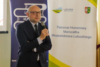  Projekt edukacyjny jest czymś, z czym powinna na co dzień obcować każda szkoła, każda placówka edukacyjna. Projekty edukacyjne to projekty badawcze, społeczne, językowe, ale to także szeroko pojęte projekty wychowawcze.