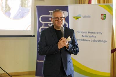  Projekt edukacyjny jest czymś, z czym powinna na co dzień obcować każda szkoła, każda placówka edukacyjna. Projekty edukacyjne to projekty badawcze, społeczne, językowe, ale to także szeroko pojęte projekty wychowawcze.