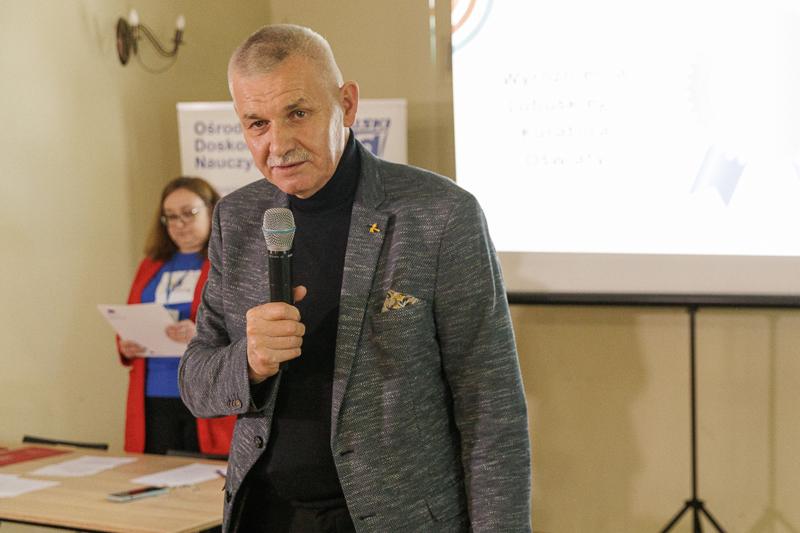 Projekt edukacyjny jest czymś, z czym powinna na co dzień obcować każda szkoła, każda placówka edukacyjna. Projekty edukacyjne to projekty badawcze, społeczne, językowe, ale to także szeroko pojęte projekty wychowawcze.