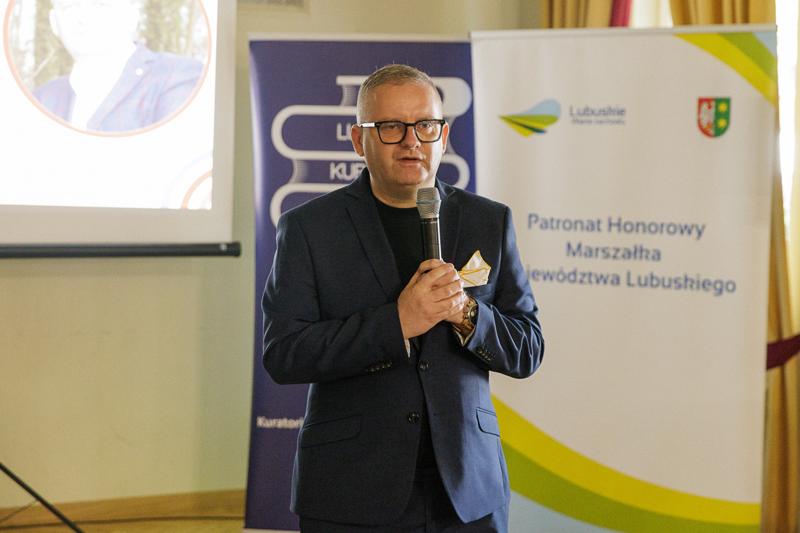 Projekt edukacyjny jest czymś, z czym powinna na co dzień obcować każda szkoła, każda placówka edukacyjna. Projekty edukacyjne to projekty badawcze, społeczne, językowe, ale to także szeroko pojęte projekty wychowawcze.