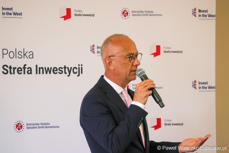 Marszałek Województwa Lubuskiego Marcin Jabłoński przemawia do uczestników dwudniowej Konferencji Polska Strefa Inwestycji 2025 – Forum Gospodarcze K-S-SSE, w Pałacu w Mierzęcinie