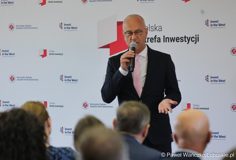 Marszałek Województwa Lubuskiego Marcin Jabłoński przemawia do uczestników dwudniowej Konferencji Polska Strefa Inwestycji 2025 – Forum Gospodarcze K-S-SSE, w Pałacu w Mierzęcinie